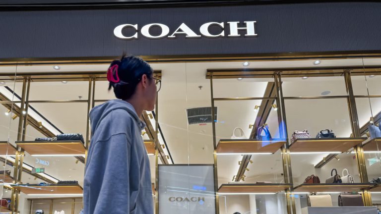 Coach Outlet is selling a ‘beautiful’ $428 shoulder bag for only $219 that shoppers say is the ‘perfect size’